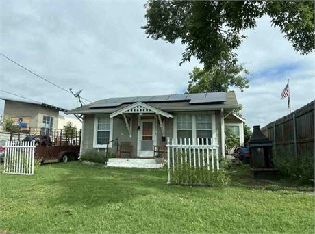 806 W Chambers Street, Cleburne, TX 76033 - #402018